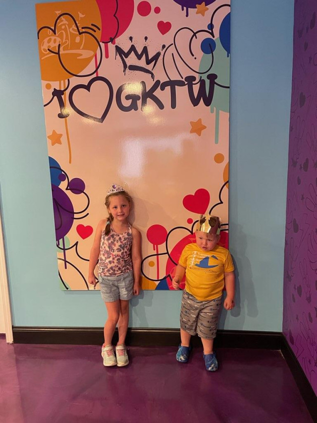 Lincoln and Sister GKTW Sign