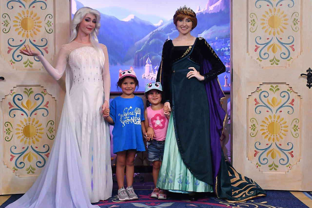 Girls with Elsa and Anna