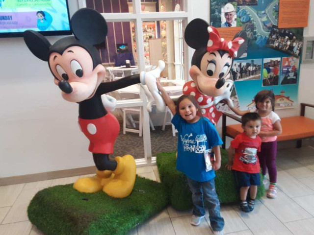 Kids with Mickey and Minnie Statues at GKTW