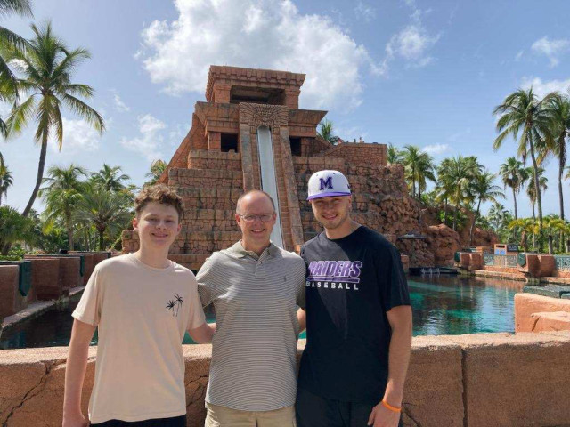 Dad w Sons in Atlantis