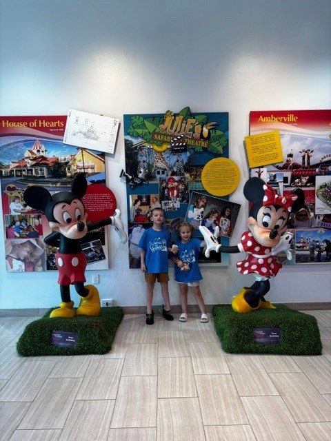 Everleigh and Bro w Mickey and Minnie statues