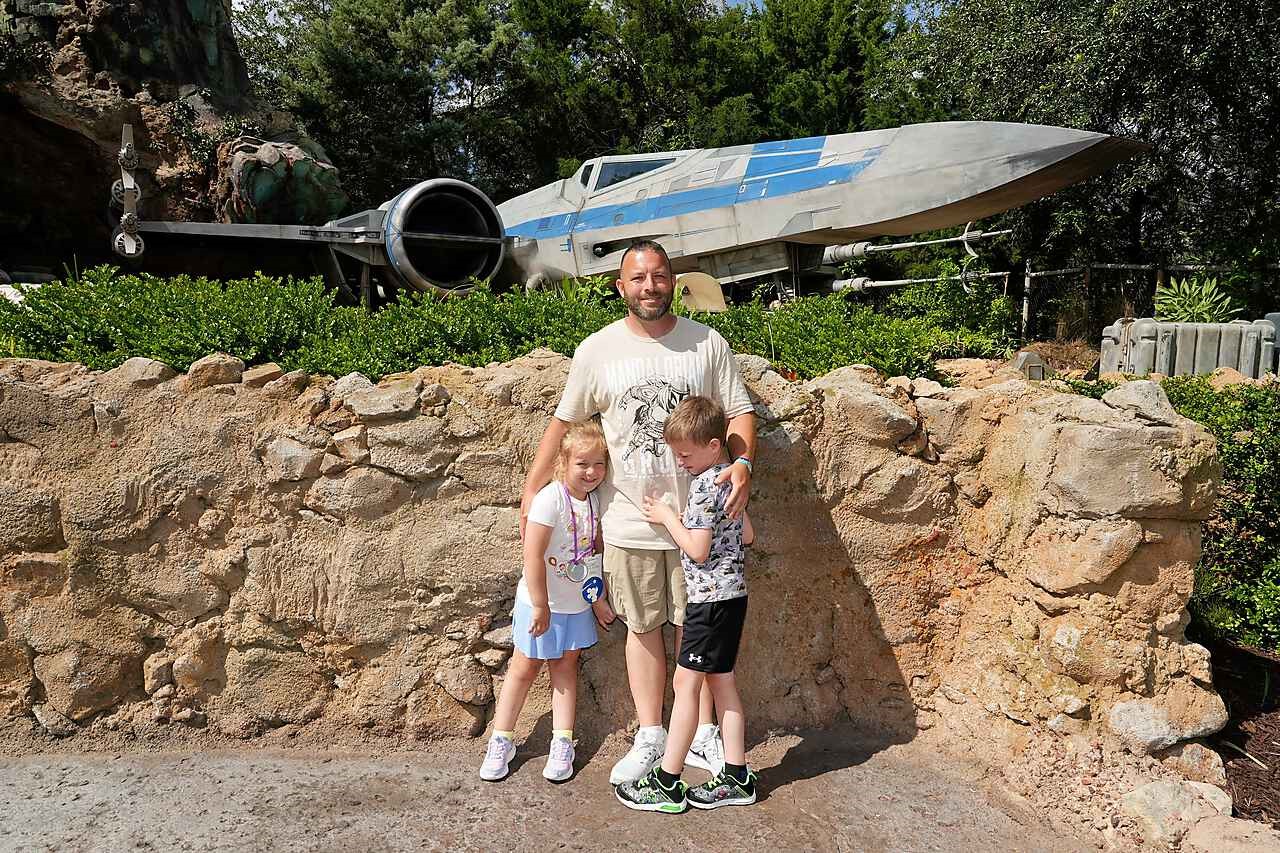 Everleigh w Bro and Dad in Front of Plane