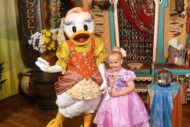 Everleigh w Daisy Duck