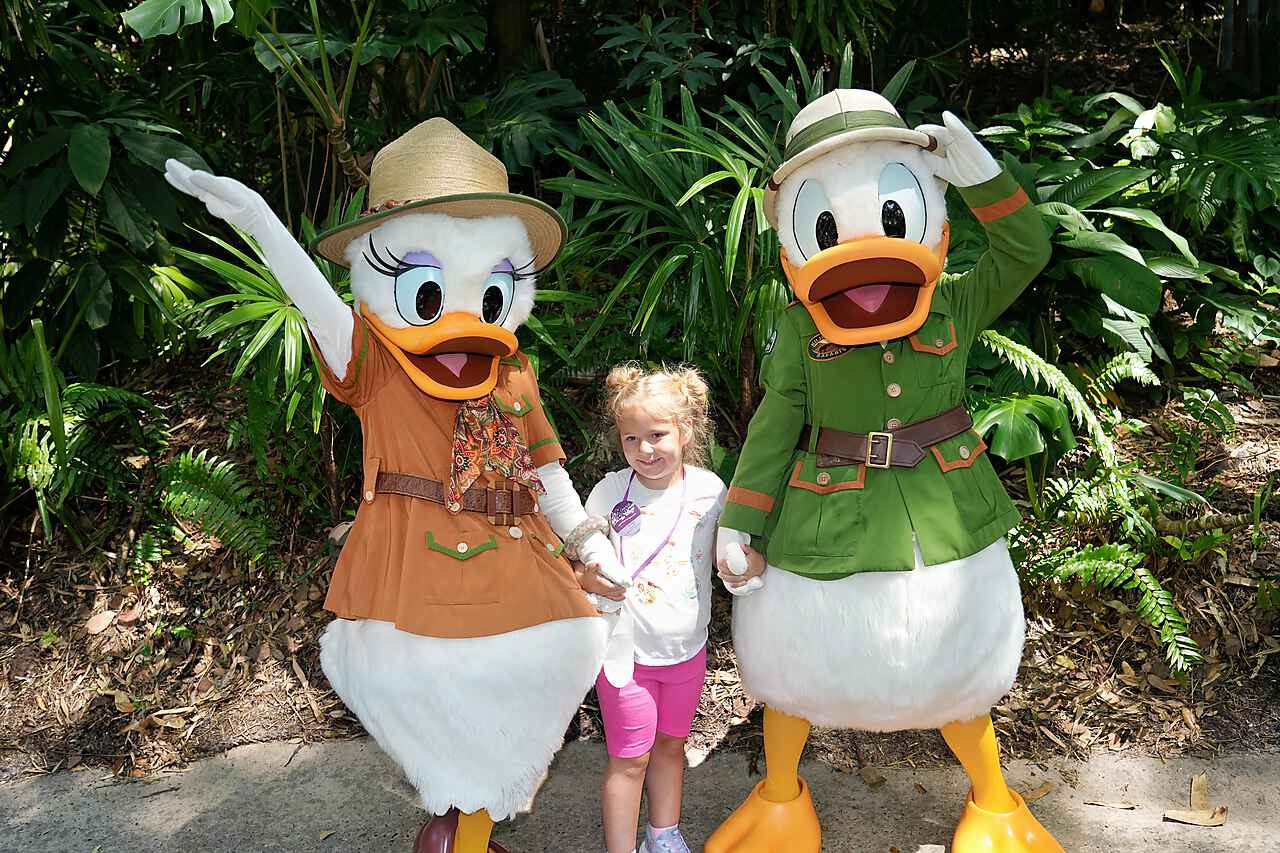 Everleigh w Donald and Daisy Duck