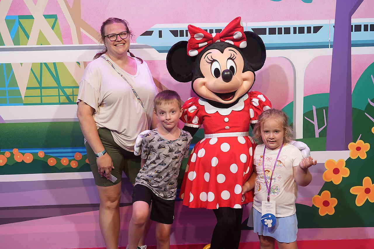 Everleigh w Mom and Bro and Minnie