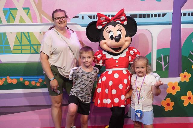 Everleigh w Mom and Bro and Minnie