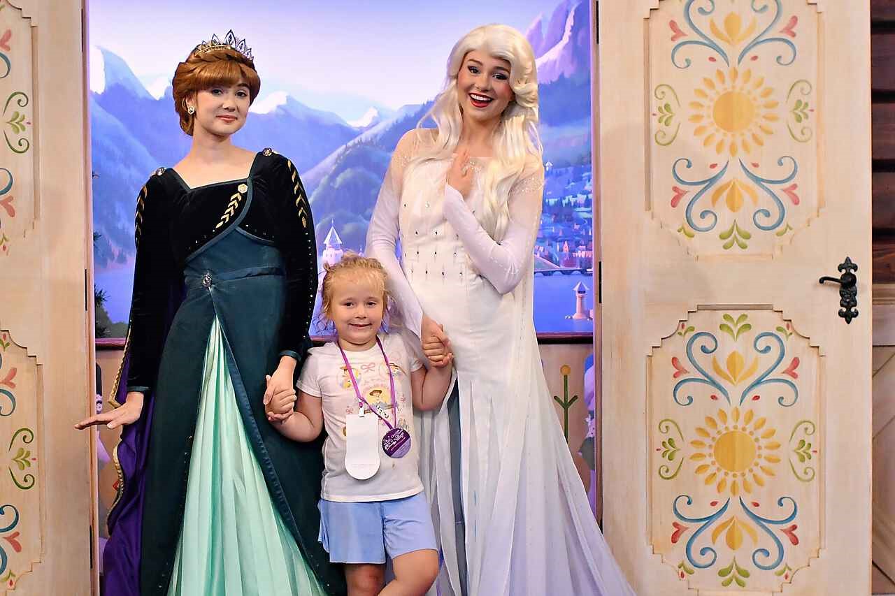 Everleigh with Elsa and Anna