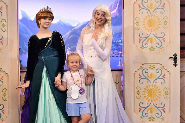 Everleigh with Elsa and Anna