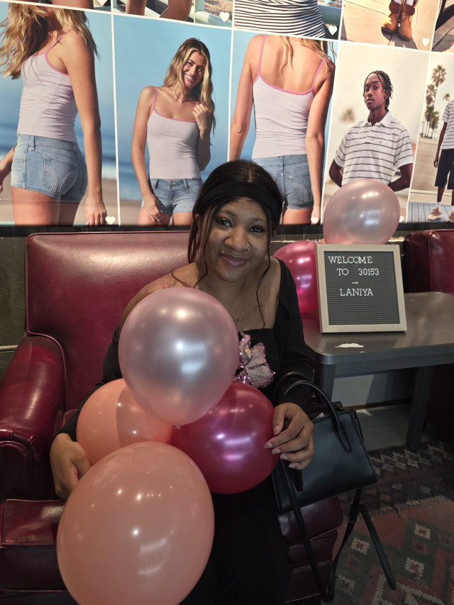 LaNiya with Ballons and by sign Hollister